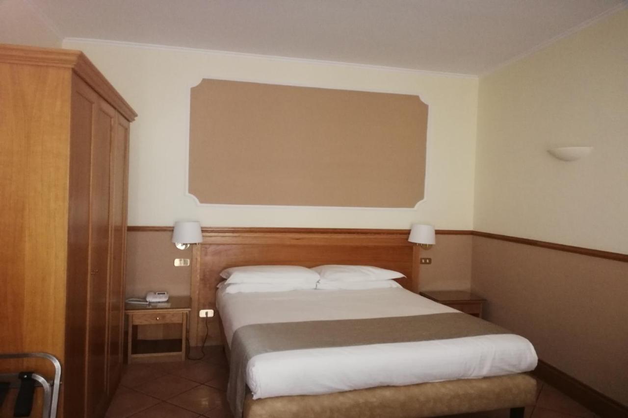 Hotel Leopardi Nápoly Kültér fotó