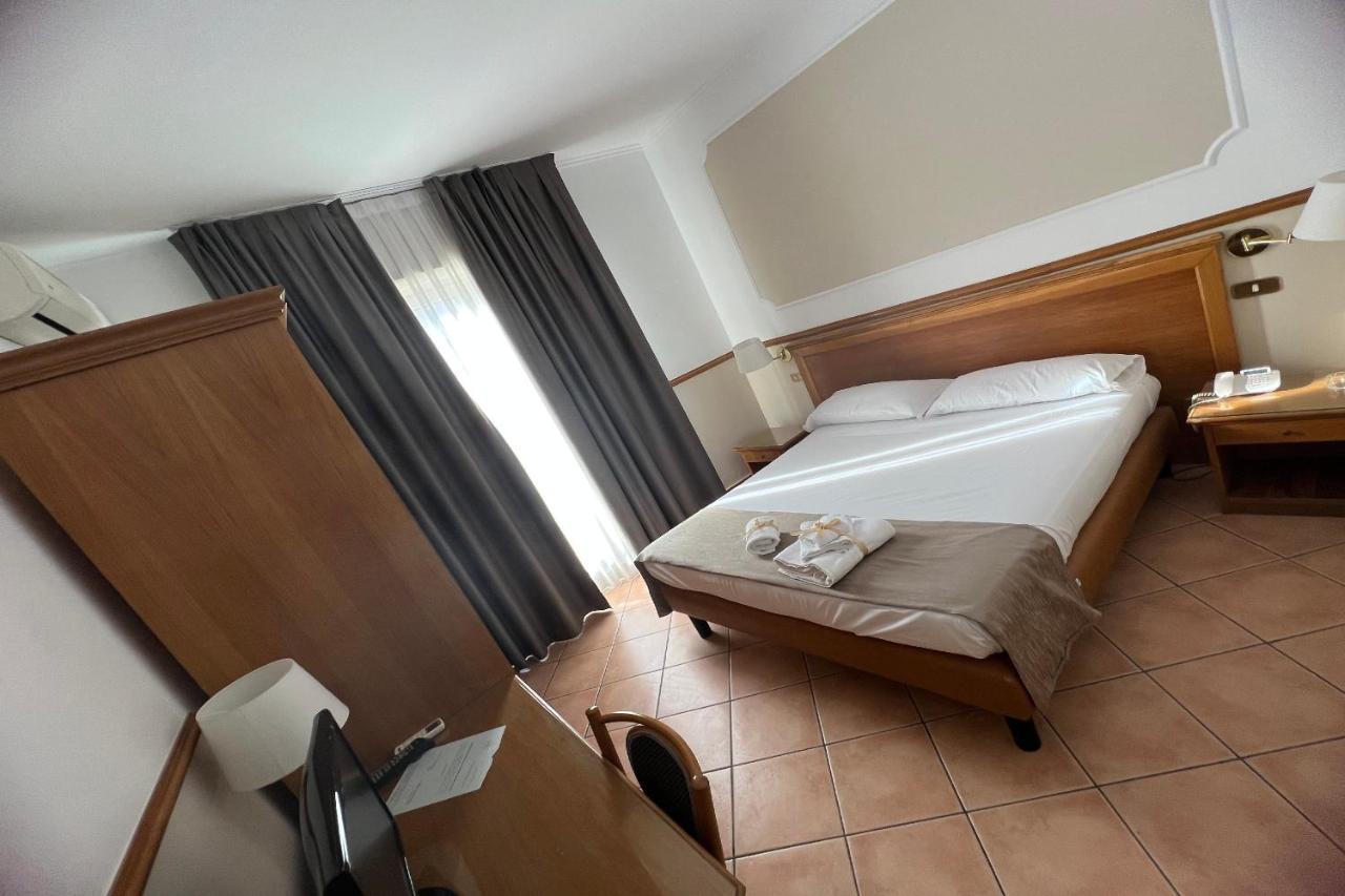 Hotel Leopardi Nápoly Kültér fotó